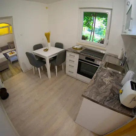 Ukropina Apartment *