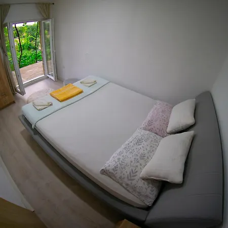 Ukropina アパート トレビニエ